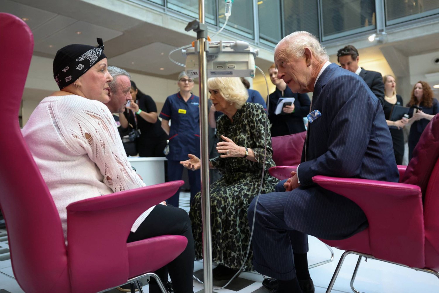 الملك تشارلز وزوجته كاميلا خلال زيارة لـ«مركز ماكميلان للسرطان» بمستشفى جامعة كوليدج في لندن (رويترز)