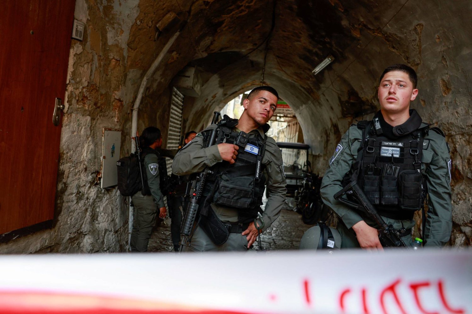 عناصر من قوات الطوارئ الإسرائيلية يطوِّقون منطقة حادث الطعن في القدس (رويترز)