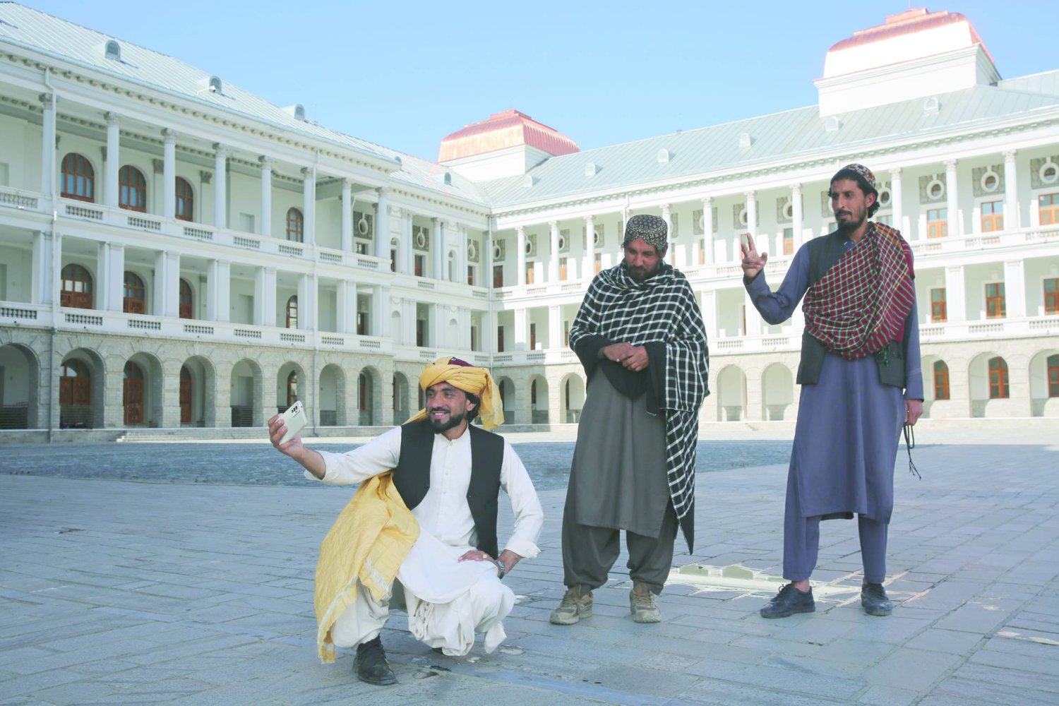 
أفغان يلتقطون صور سيلفي في قصر دار الأمان الذي تم تجديده في كابل الأربعاء الماضي (أ.ب)
