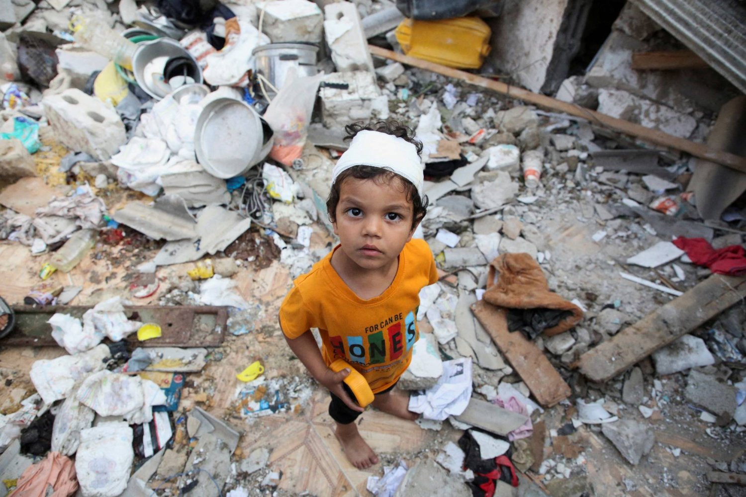 طفل فلسطيني جريح بموقع تعرَّض لغارة إسرائيلية في رفح جنوب قطاع غزة (رويترز)