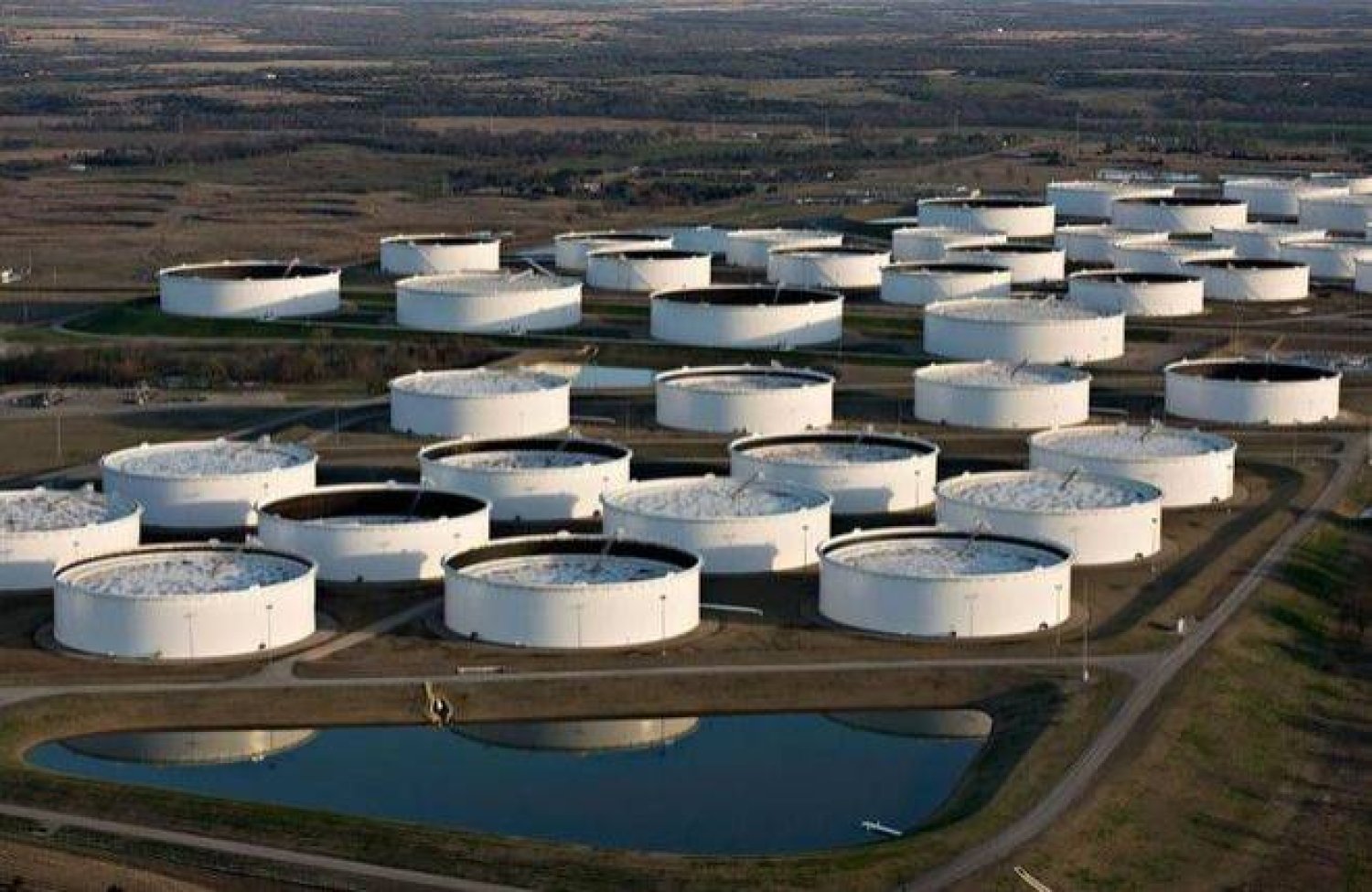 صهاريج تخزين النفط الخام في تكساس بالولايات المتحدة (رويترز)