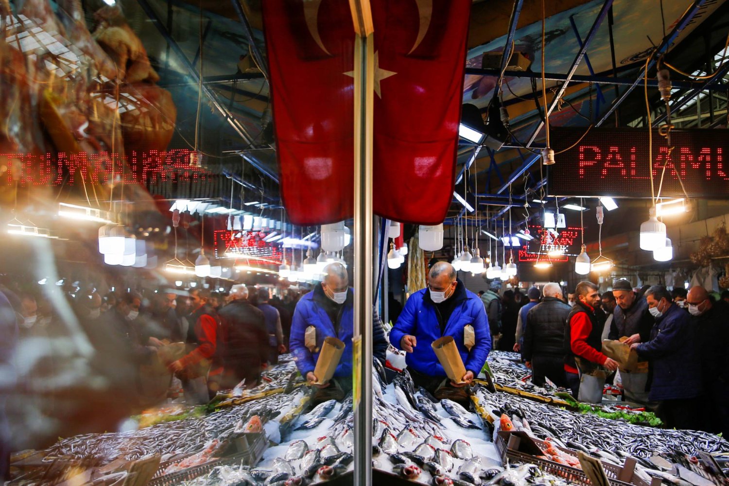 بائع للمأكولات البحرية يخدم الزبائن في أنقرة (رويترز)