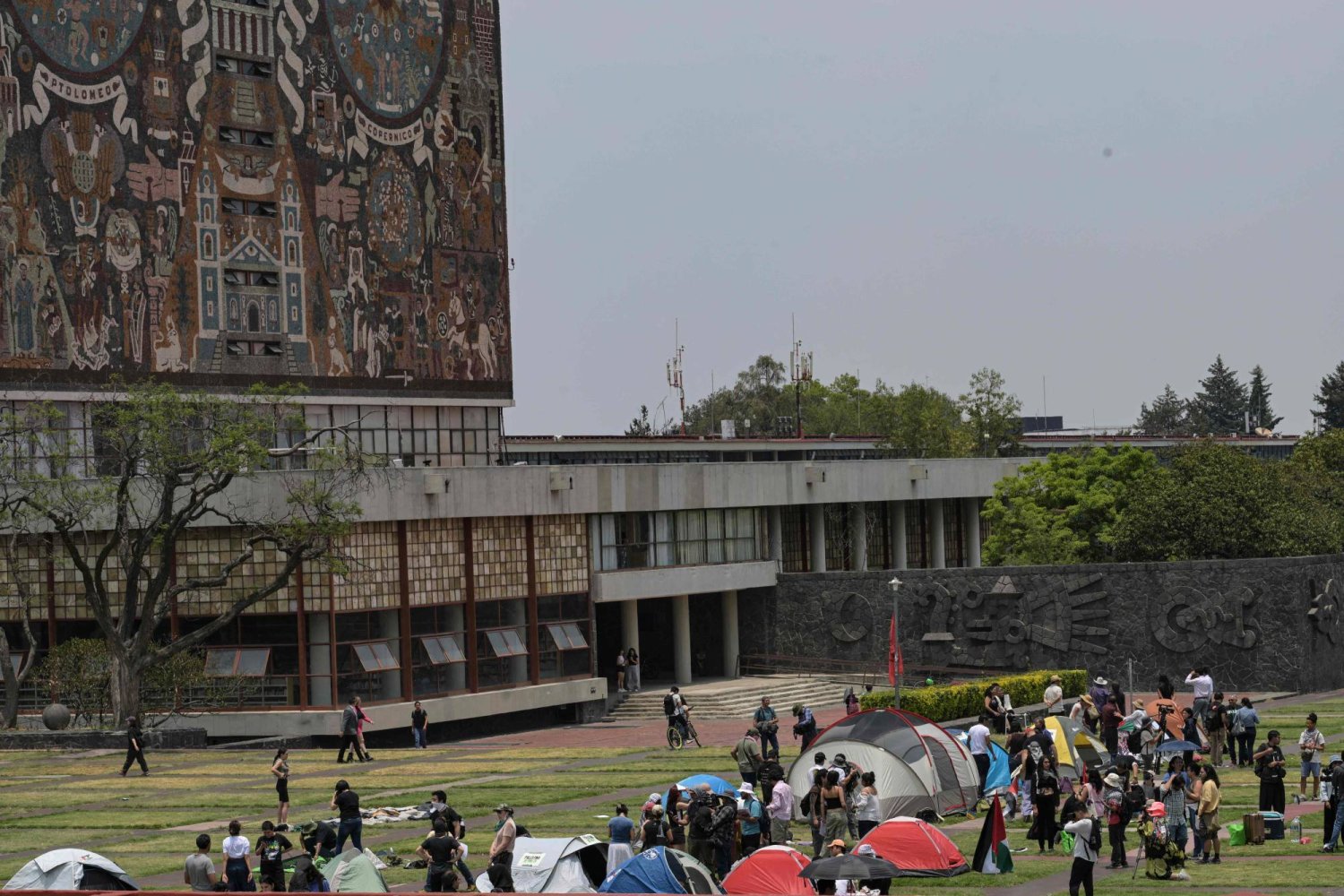 خلال اعتصام تأييداً لغزة أمام جامعة نيومكسيكو المستقلة في المكسيك يوم 2 مايو 2024 (أ.ف.ب)