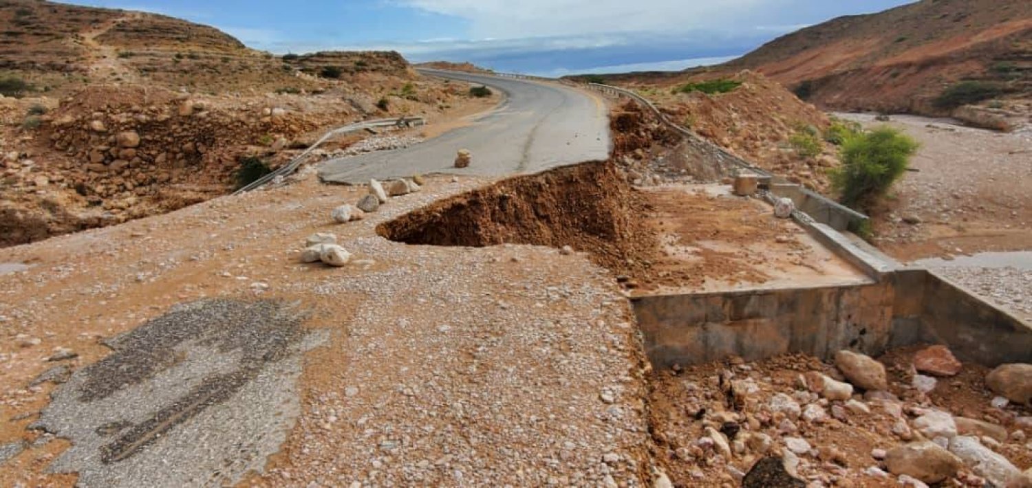 السيول خلّفت دماراً واسعاً في الطرقات بمحافظة المهرة اليمنية (إكس)