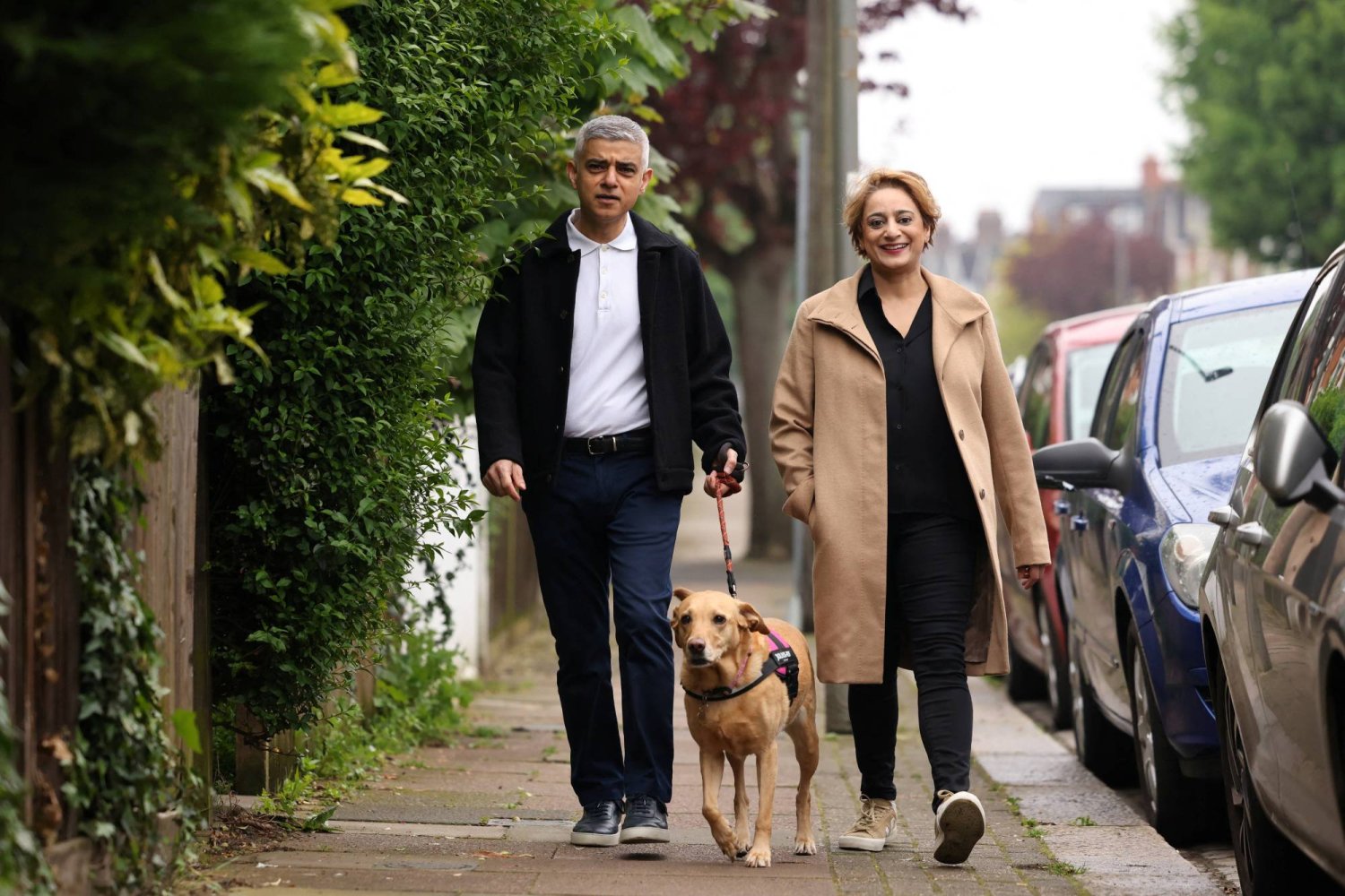 رئيس بلدية لندن العمّالي صادق خان وزوجته خارج مركز اقتراع في لندن (رويترز)