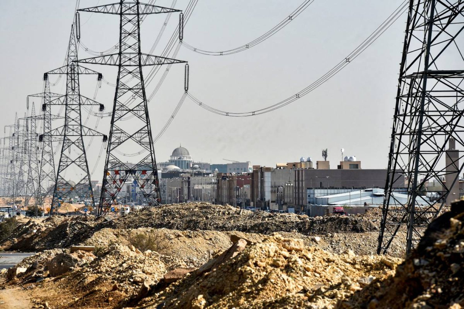 كابلات لنقل الكهرباء في الرياض (أ.ف.ب)