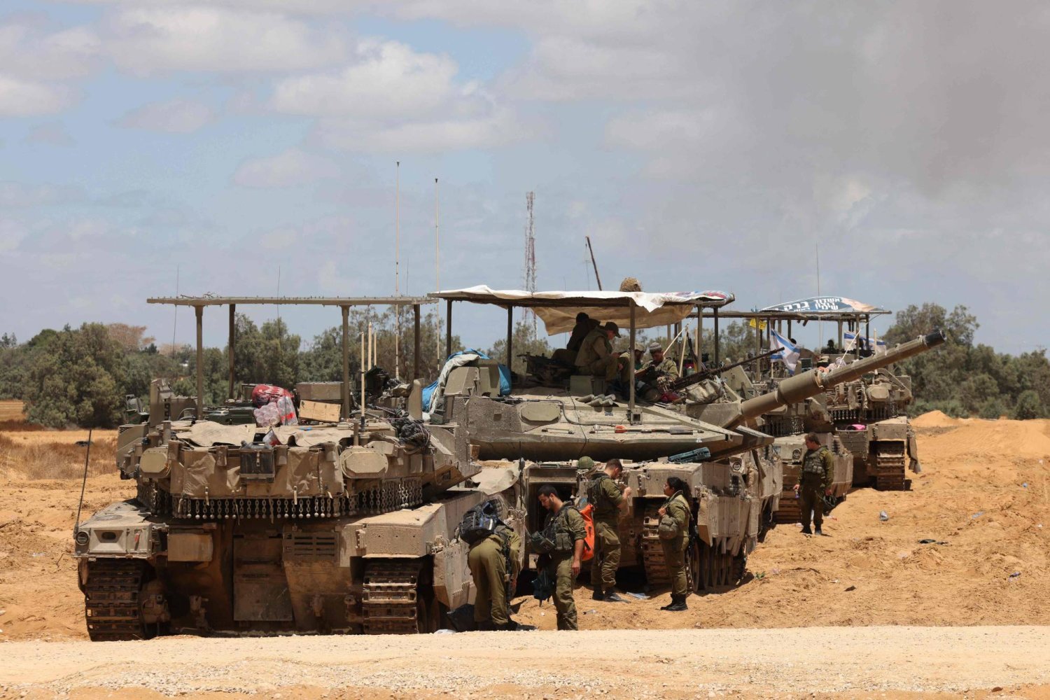 دبابات إسرائيلية على حدود قطاع غزة الاثنين (أ.ف.ب)