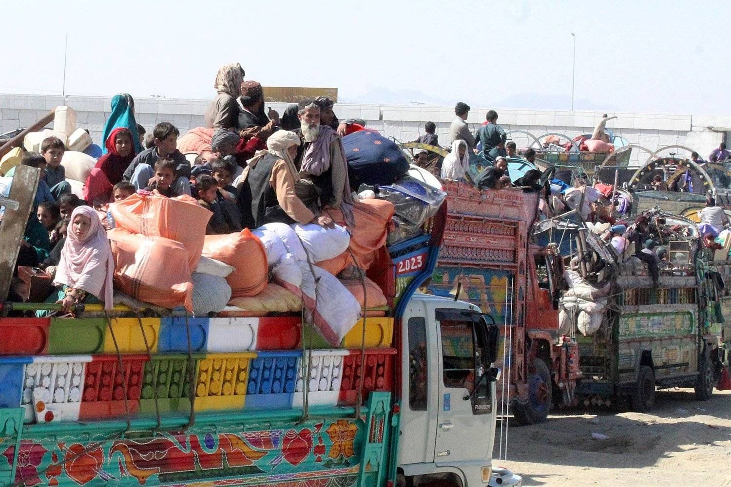 لاجئون أفغان يصلون في شاحنات وسيارات لعبور الحدود الباكستانية- الأفغانية في 31 أكتوبر 2023 (أ.ف.ب)