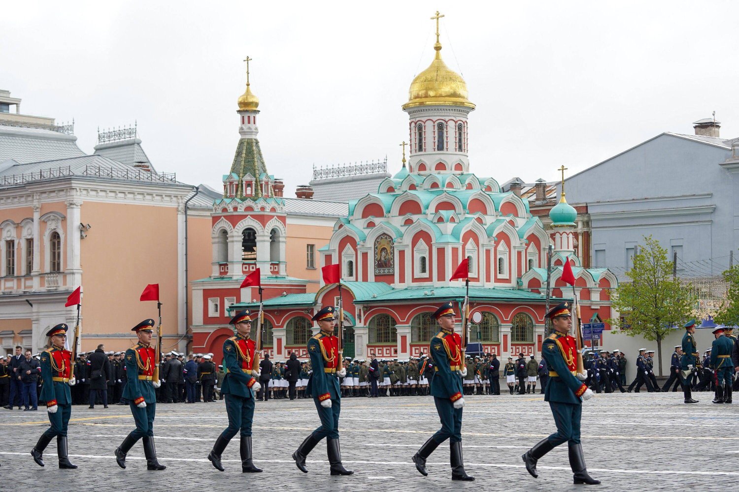 جنود حرس الشرف الروس يحضرون بروفة عامة للعرض العسكري ليوم النصر في وسط موسكو (أ.ف.ب)