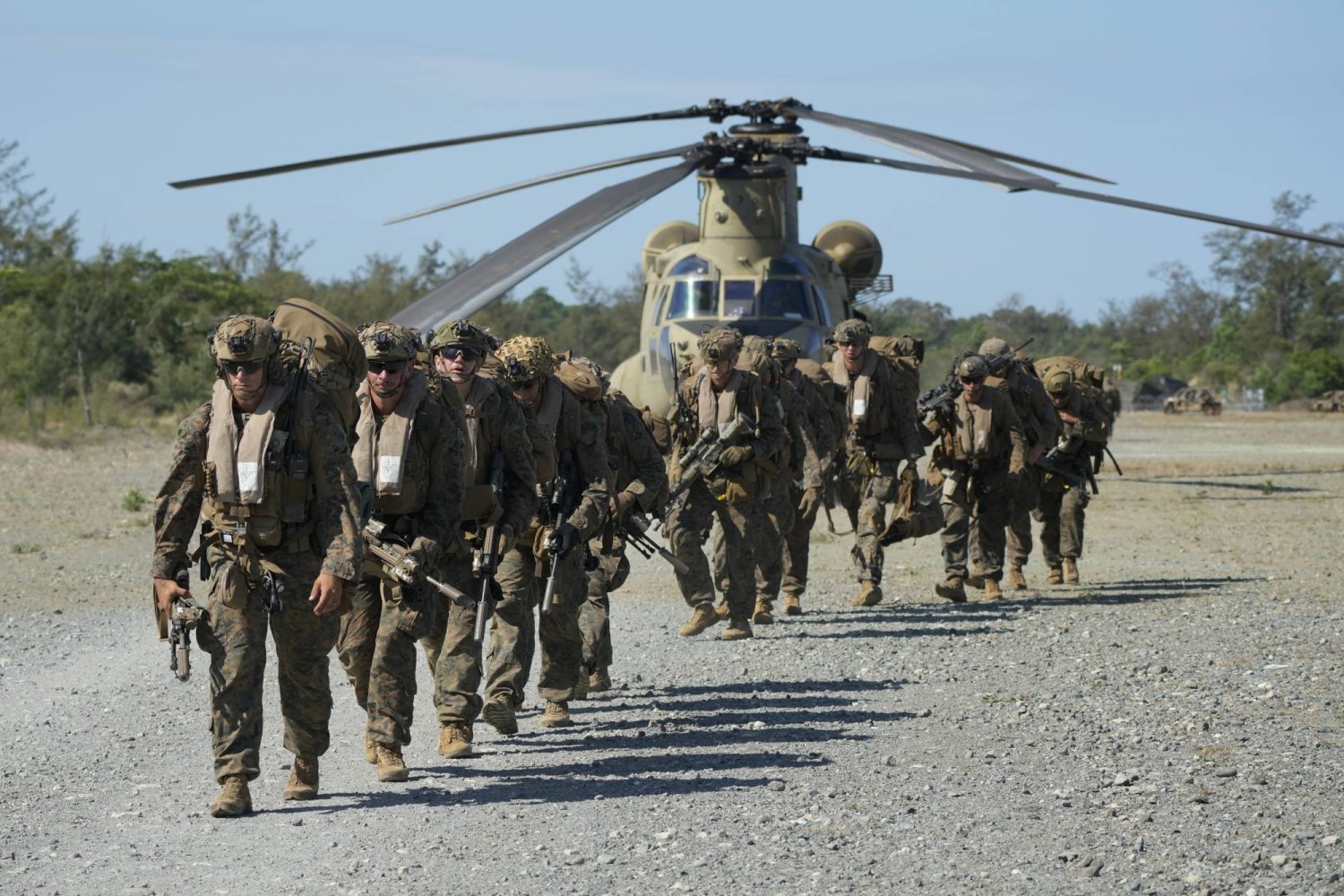 قوات أميركية تستعدّ للصعود إلى مروحيات عسكرية من طراز CH - 47 تابعة للجيش الأميركي في محطة باريديس الجوية في باسوكوين بمقاطعة إيلوكوس نورتي أثناء نقلها قوات أميركية وفلبينية خلال مناورة عسكرية مشتركة في شمال الفلبين الاثنين 6 مايو 2024 (أ.ب)