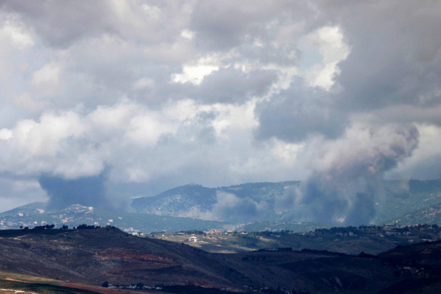 دخان يتصاعد على الحدود الشمالية الإسرائيلية مع لبنان (أ.ف.ب)