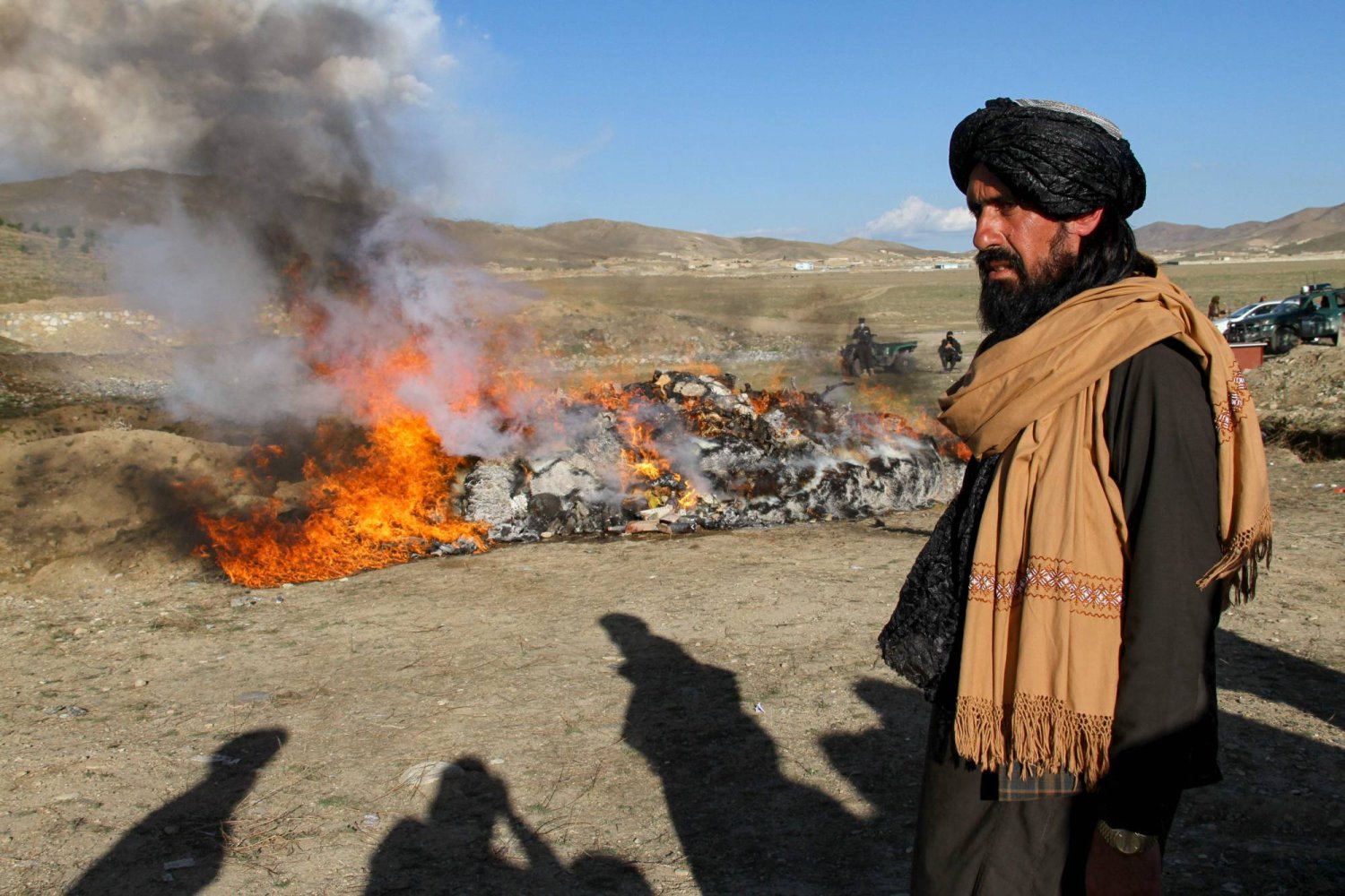 أحد أفراد أمن «طالبان» يقف في حراسة بينما تحرق السلطات المخدرات والمشروبات الكحولية في ضواحي مقاطعة غزنة في 5 مايو 2024 (أ.ف.ب)