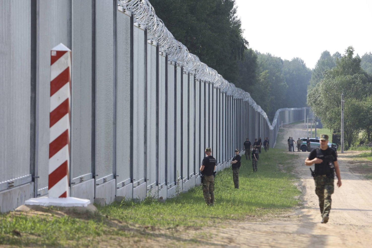 عناصر حرس الحدود البولندية يجوبون جدار الشريط على الحدود البيلاروسية (أرشيفية - أ. ب)