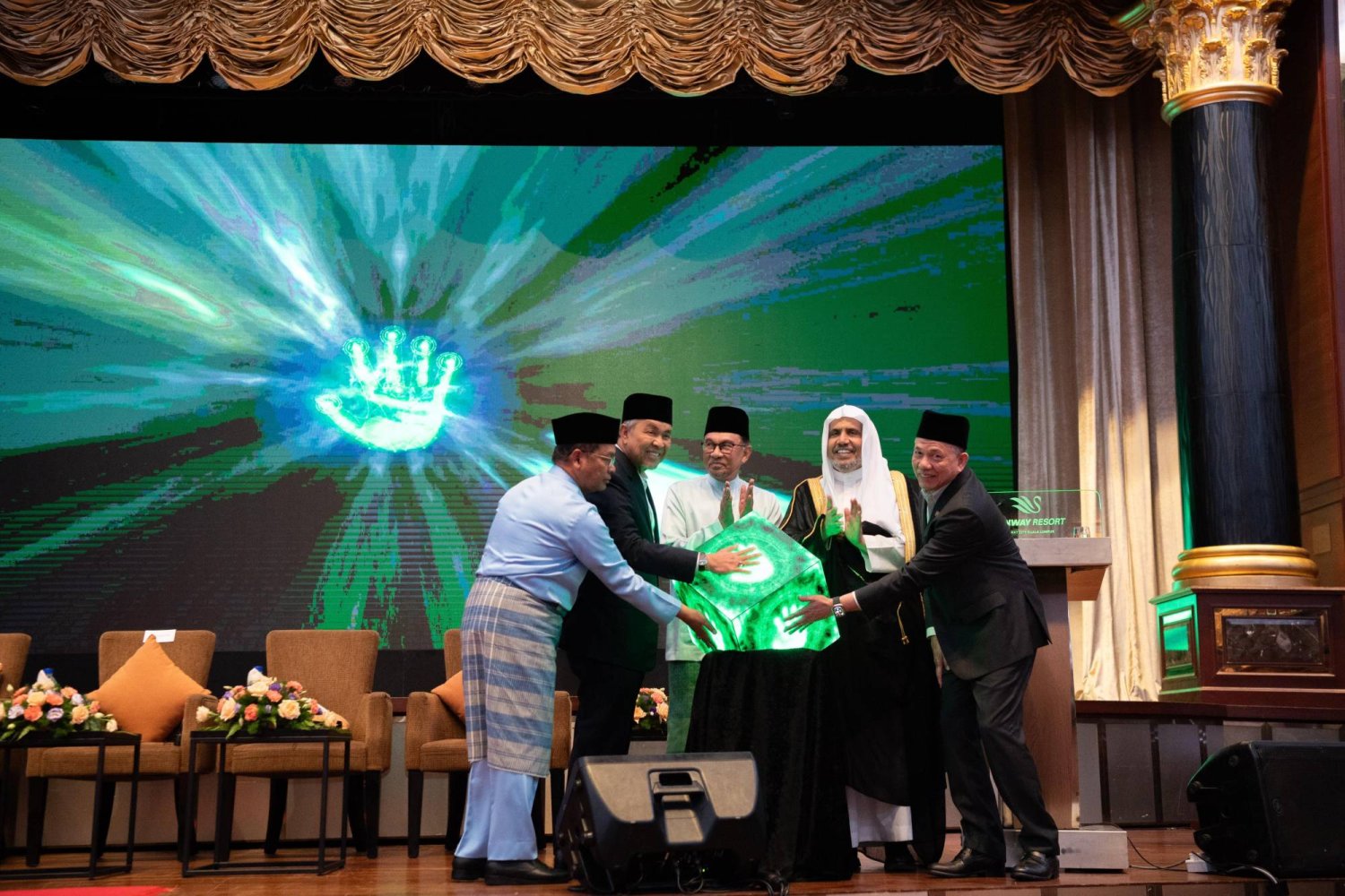 العيسى ورئيس وزراء ماليزيا ونائباه خلال انطلاق أعمال مؤتمر القادة الدينيين في كوالالمبور (الشرق الأوسط)