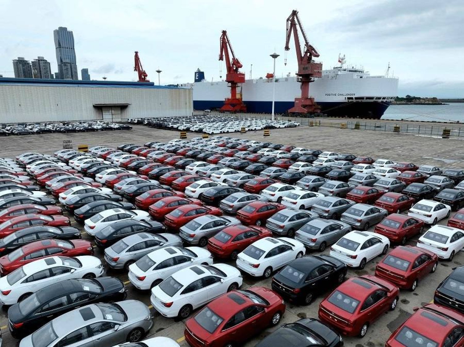 سيارات معدة للتصدير في أحد موانئ شرق الصين (أ.ف.ب)