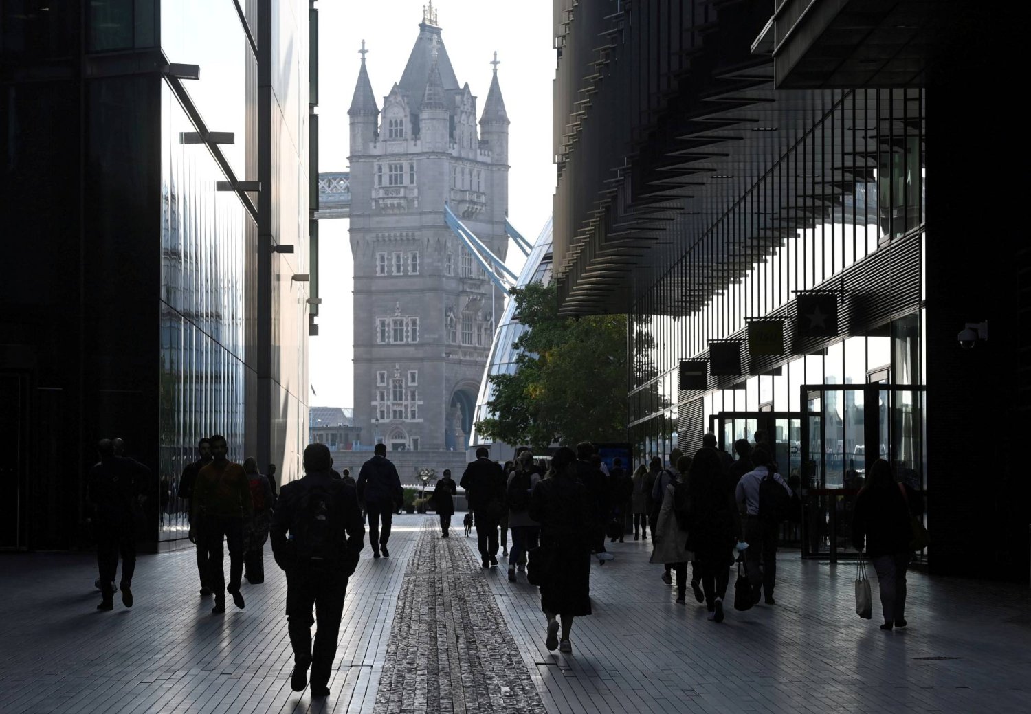 عمال يسيرون نحو «تاور بريدج» في لندن، بريطانيا (رويترز)