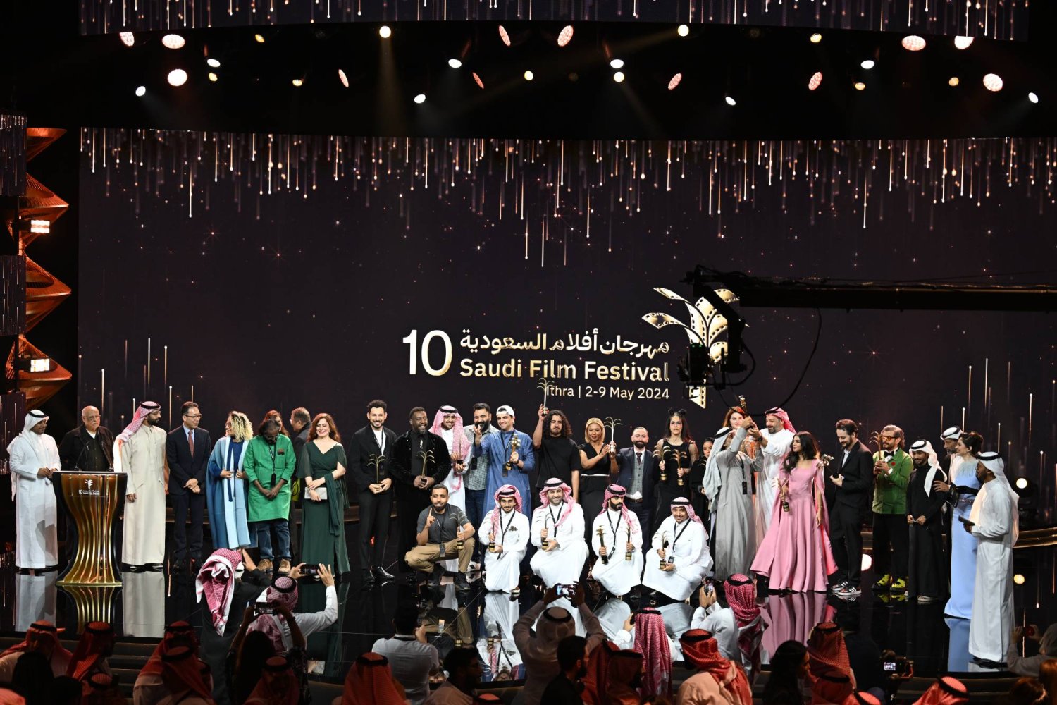 ‎صورة جماعية للفائزين بجوائز الدورة العاشرة من «أفلام السعودية» (الشرق الأوسط)