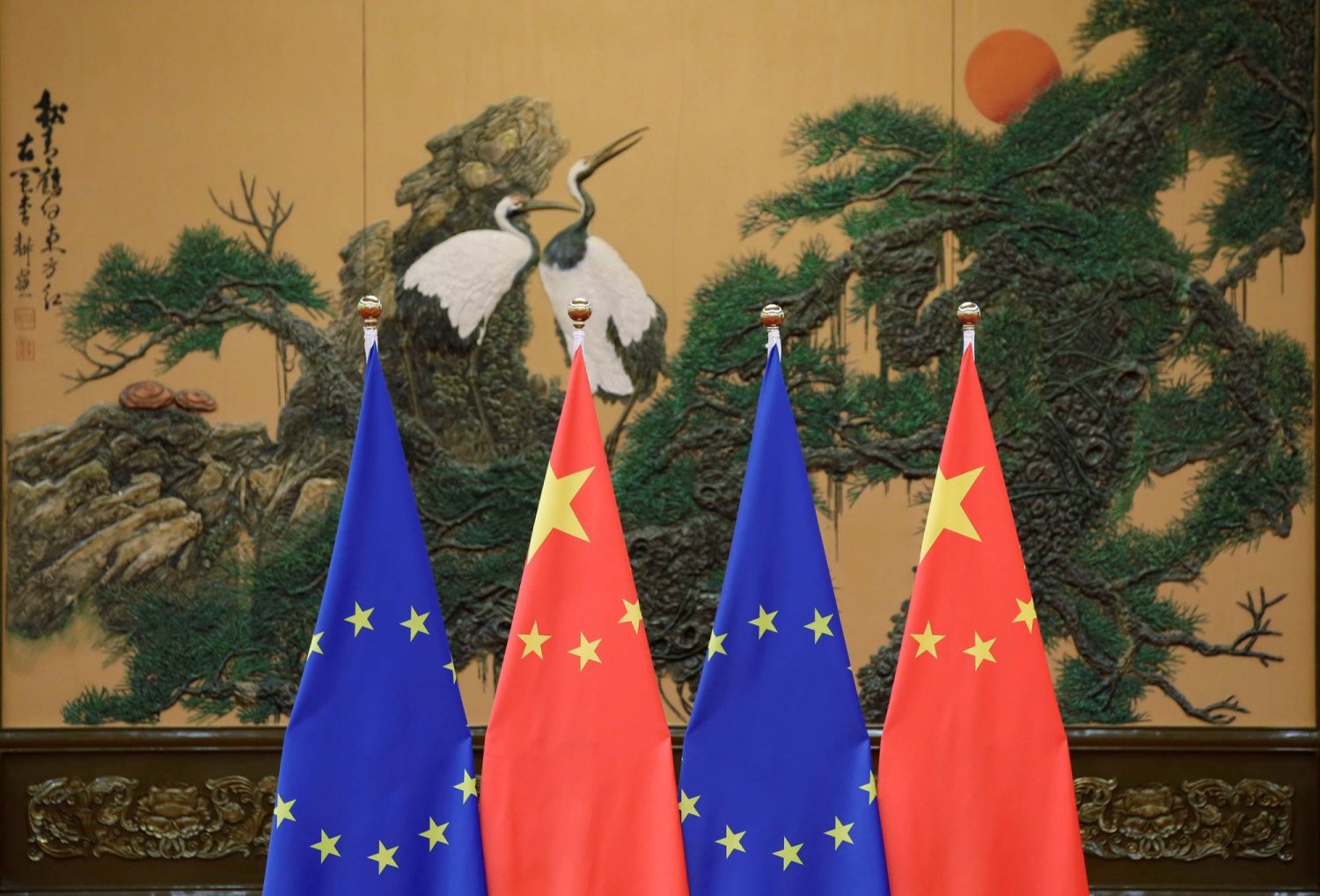 عَلما الاتحاد الأوروبي والصين خلال قمة جمعت الطرفين في قاعة الشعب الكبرى في بكين (رويترز)