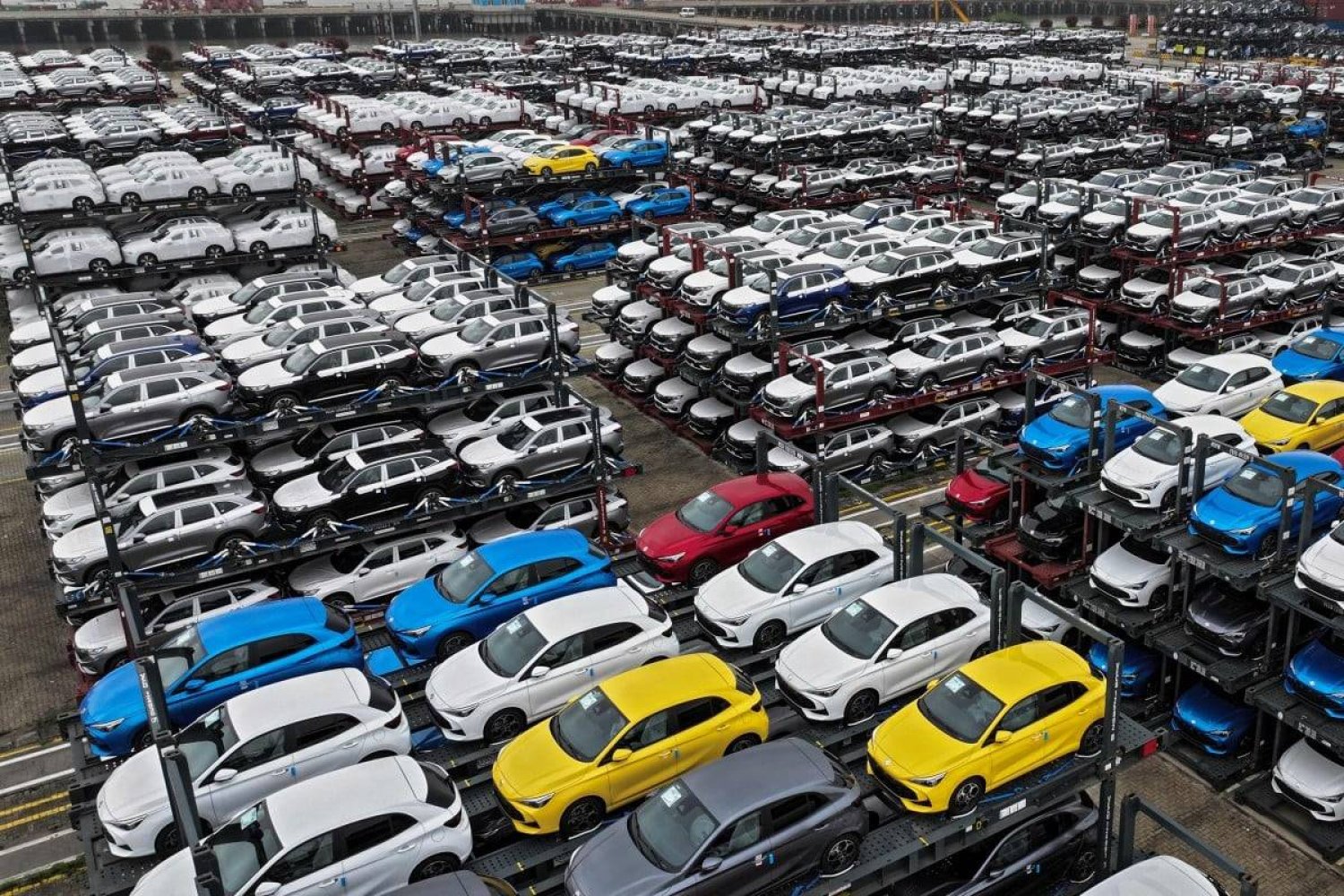 آلاف السيارات المعدة للتصدير في أحد مواني شرق الصين (أ.ف.ب)