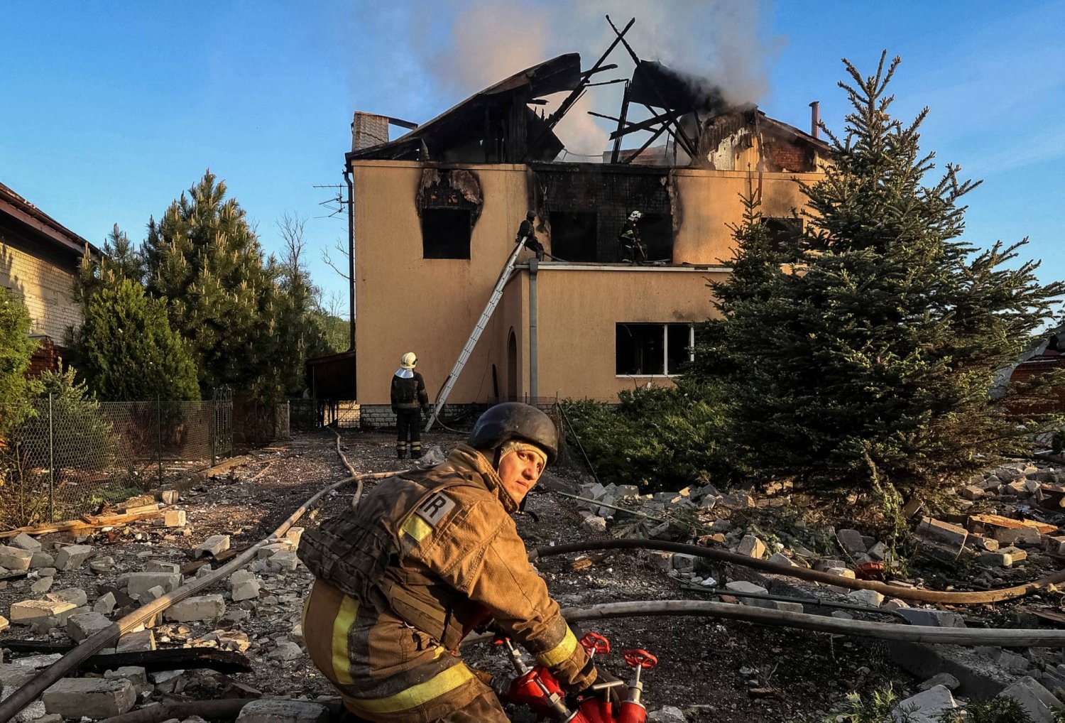 رجال الإطفاء يعملون في موقع ضربة صاروخية روسية وسط الهجوم الروسي على أوكرانيا (رويترز)