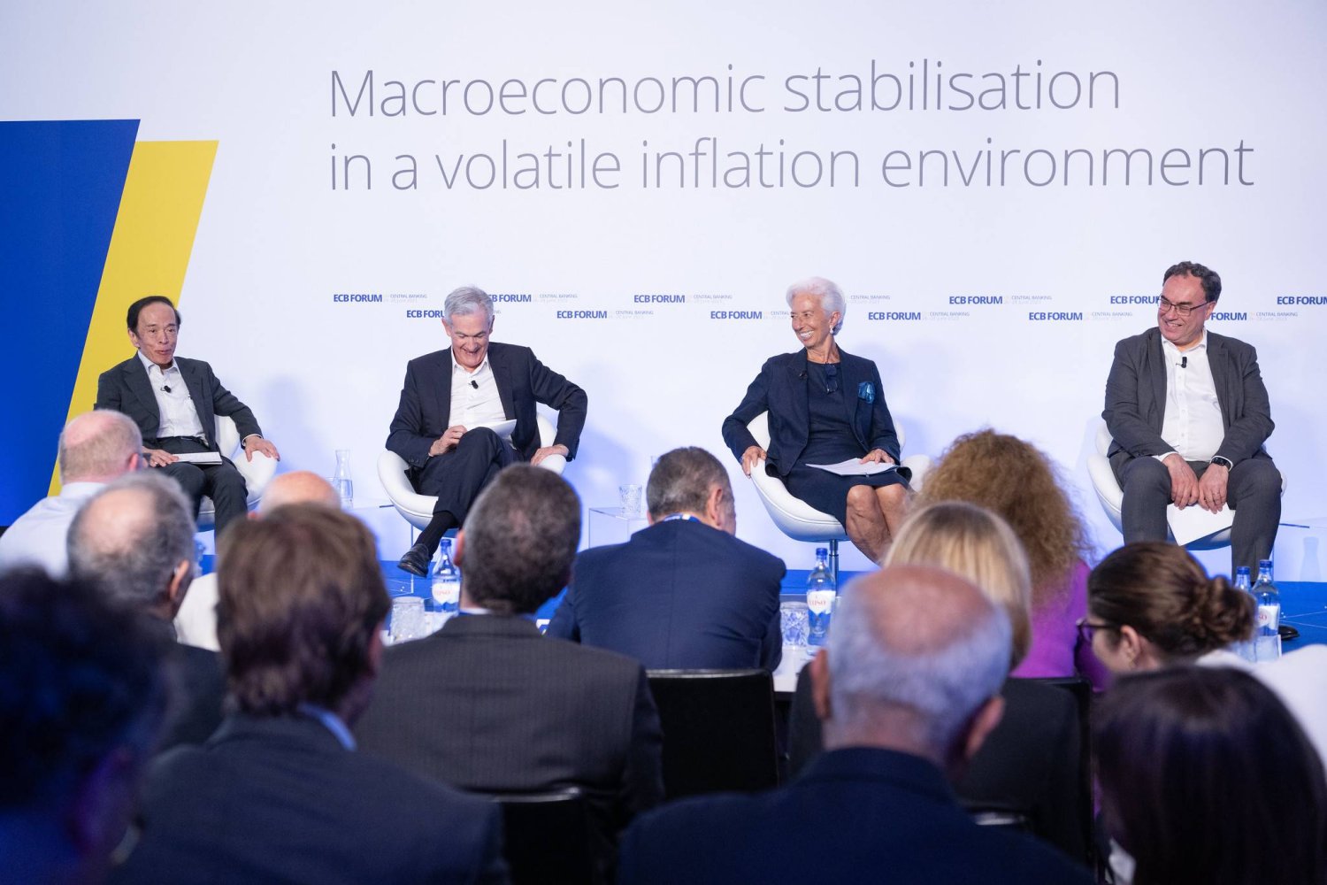 من اليمين: بيلي ولاغارد وباول وأويدا في منتدى المصرف المركزي الأوروبي (الموقع الرسمي للمصرف)