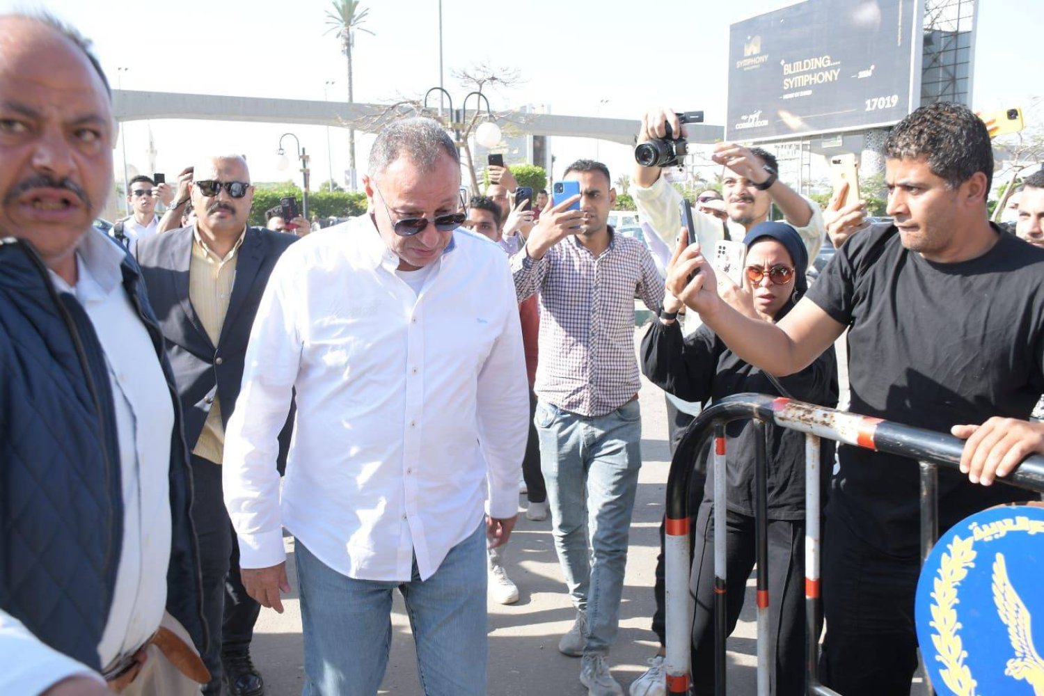 عدسات المصورين تلاحق رئيس النادي الأهلي في جنازة صلاح السعدني