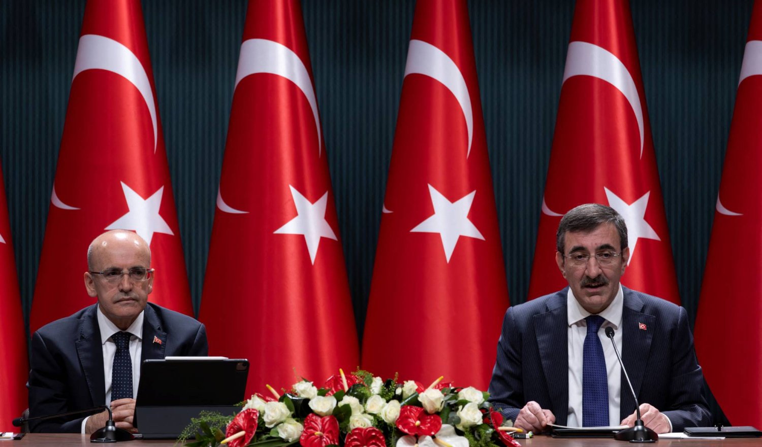 نائب الرئيس التركي جودت يلماظ ووزير الخزانة والمالية محمد شيمشك خلال مؤتمر صحافي في أنقرة الاثنين (رويترز)