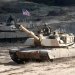 دبابات من طراز «أبرامز M1A1» التابعة للجيش الأميركي تشارك في مناورة عسكرية (رويترز)