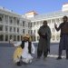 أفغان يلتقطون صوراً ذاتية في قصر دار الأمان الذي تم تجديده في كابل الأربعاء 24 أبريل 2024 (أ.ب)