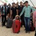 مجموعة من السوريين المرحلين من تركيا العام الماضي عند معبر باب السلامة الحدودي (مواقع تواصل)