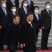 صورة جماعية للرئيسين الصيني والفرنسي يسيران خارج قصر الشعيب في بكين في أبريل 2023 (أ.ب)