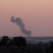 تصاعد الدخان جراء الغارات الإسرائيلية على قطاع غزة (رويترز)