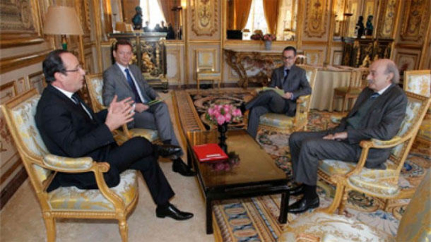 جنبلاط بعد لقائه هولاند: باريس تلعب دورا داعما لكن على اللبنانيين أن يتفقوا