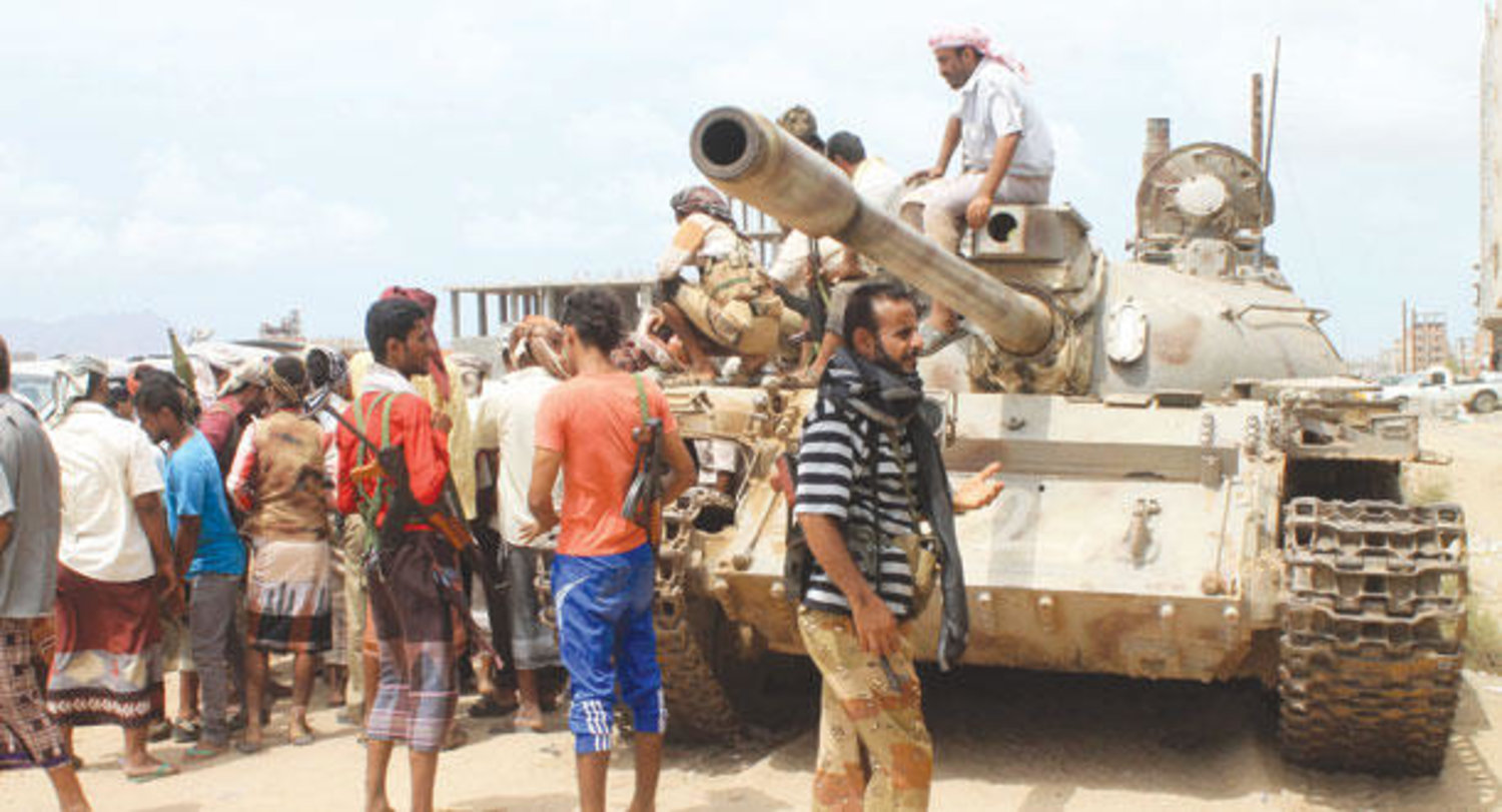 عناصر من المقاومة بالقرب من ميناء عدن أثناء وصول شحنة من المساعدات الإغاثية أمس (أ. ف. ب)