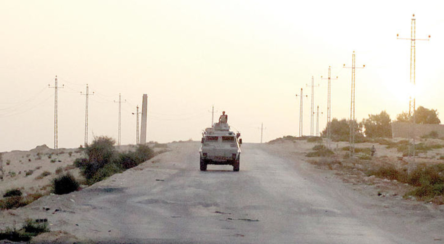 آلية عسكرية شمال سيناء المصرية لتأمين المنطقة من المتطرفين (رويترز)