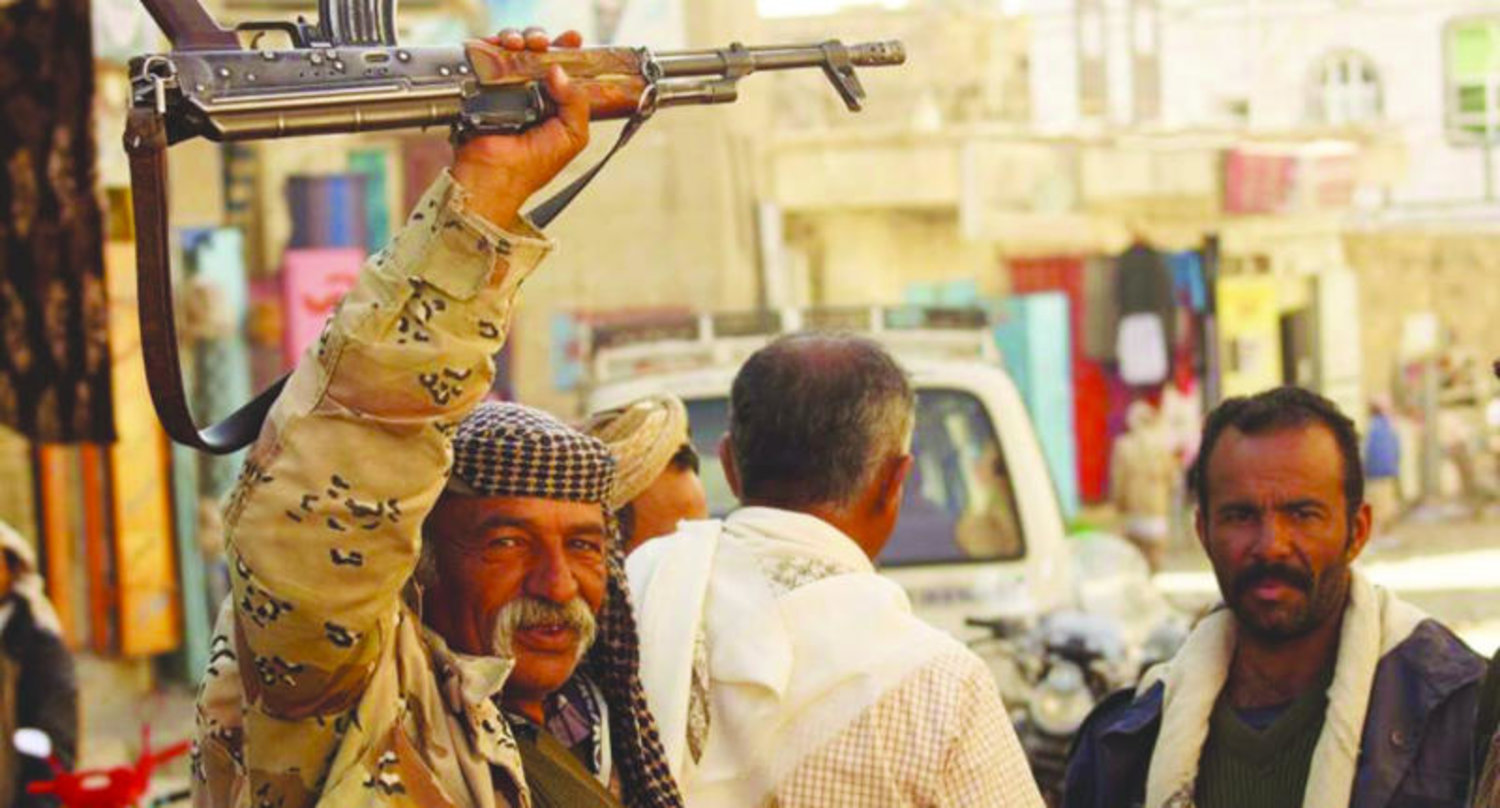 أحد عناصر قوات الشرعية في مكيراس أبين ملوحًا بعلامة النصر («الشرق الأوسط»)