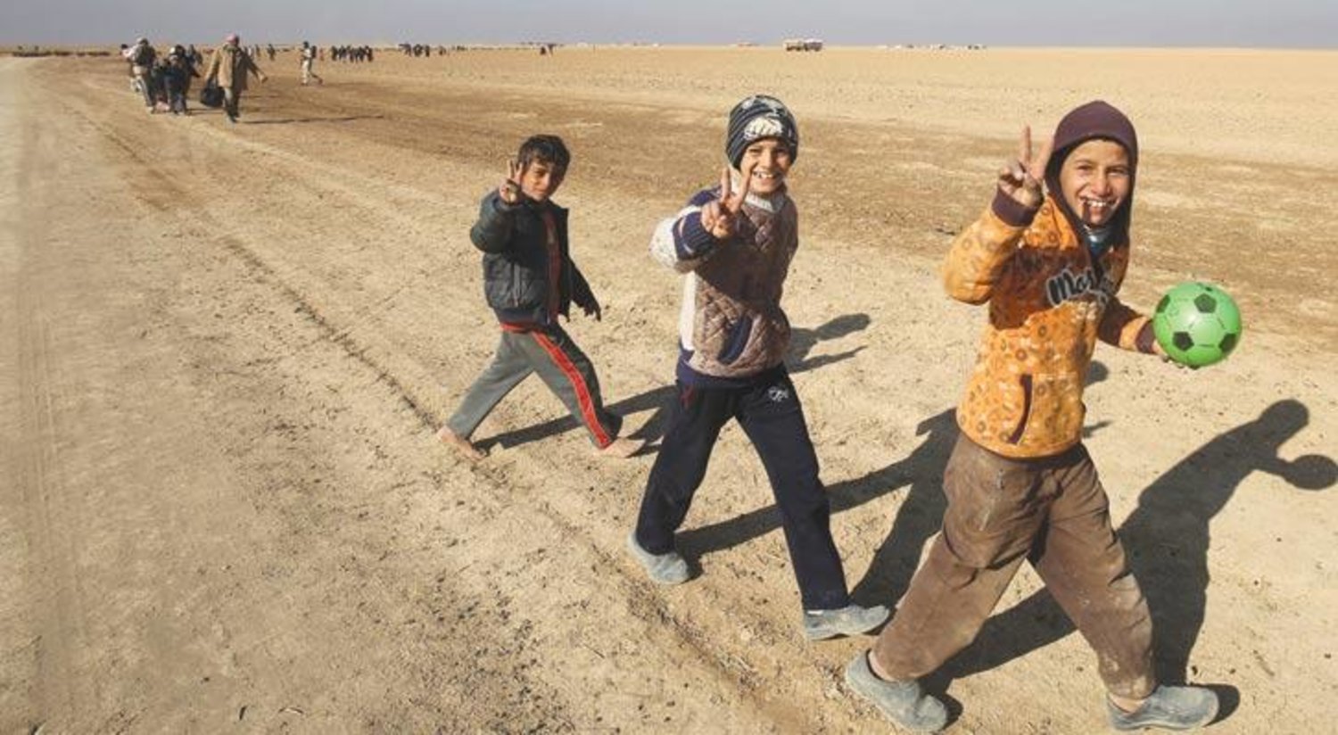 أطفال عراقيون يتنسمون الحرية بعد تحرير أجزاء كبيرة من الموصل (أ.ف.ب)