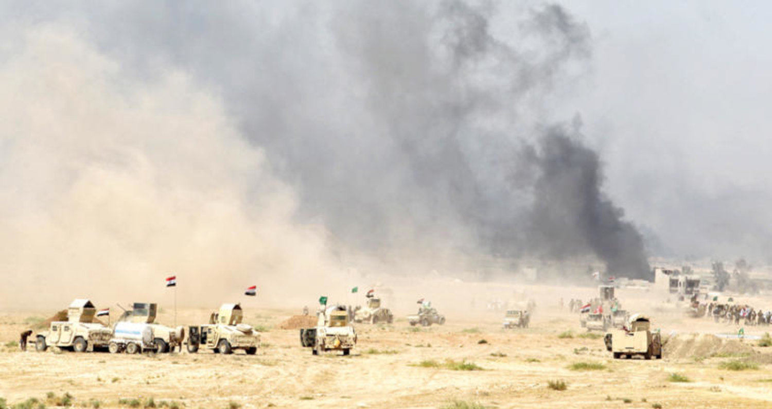 جانب من تقدم القوات العراقية مدعومة بفصائل من «الحشد الشعبي» نحو مركز مدينة تلعفر أمس (أ.ف.ب)