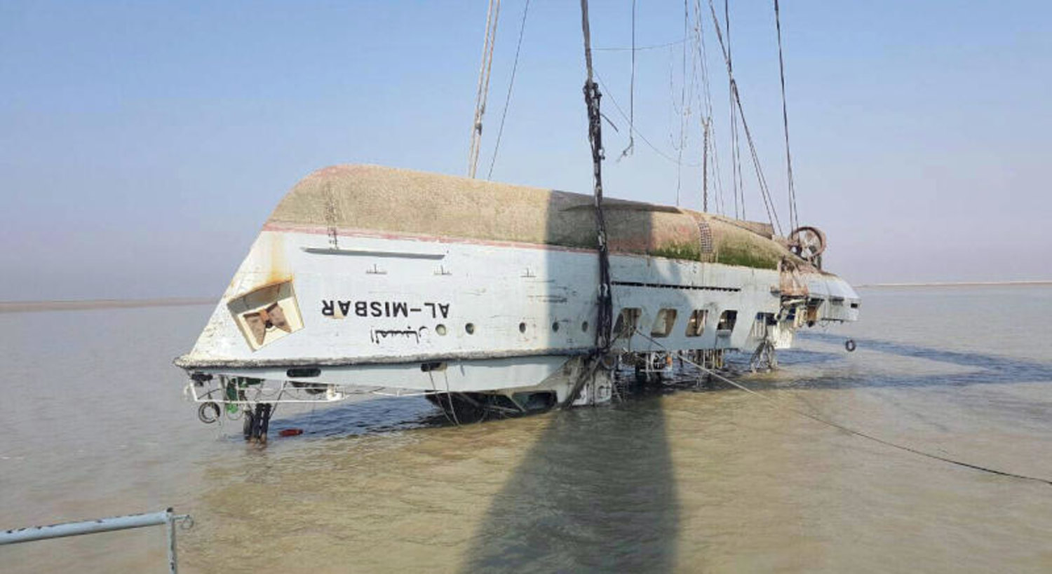 سفينة عراقية غرقت السبت الماضي إثر تصادم مع سفينة في قناة خور عبد الله جنوب البلاد             (أ.ف.ب)