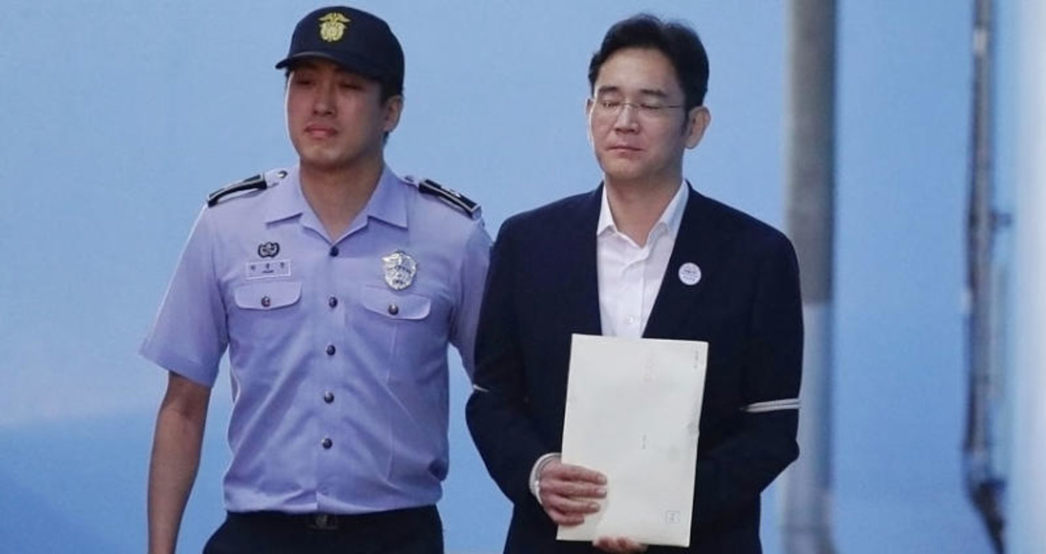 لي جاي يونغ وريث مؤسسة «سامسونغ» يغادر قاعة المحكمة في العاصمة الكورية سيول بعد صدور الحكم بسجنه 5 سنوات (رويترز)
