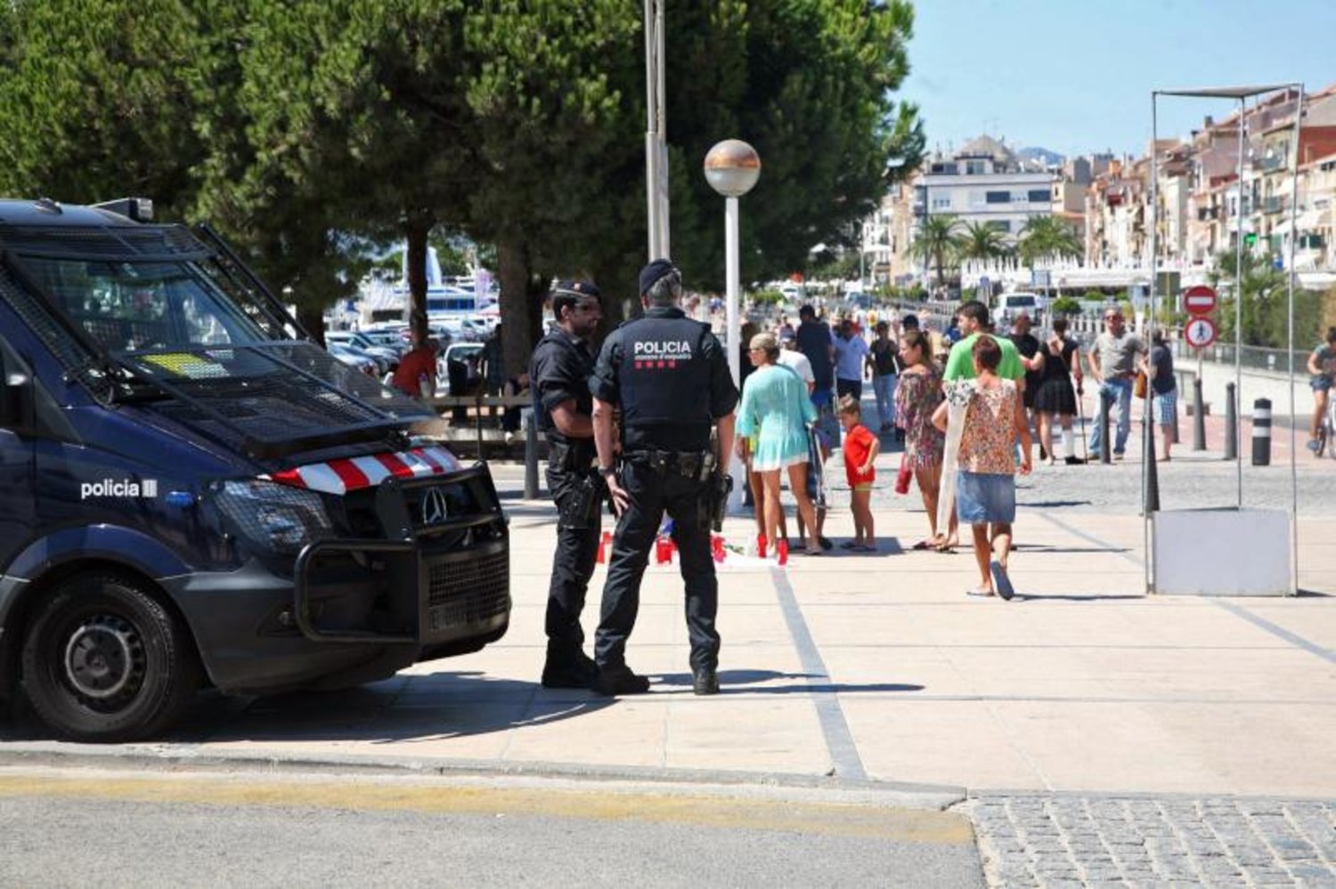عناصر من شرطة كتالونيا في كامبريلس حيث وقع اعتداء آخر بالدهس بعد ساعات من هجوم برشلونة (إ.ب.أ)
