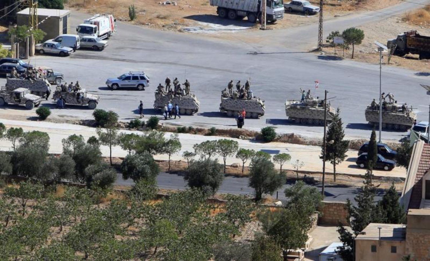 الجيش اللبناني يعلن وقف إطلاق النار في القتال مع «داعش» ومفاوضات لإطلاق سراح عسكريين مخطوفين (رويترز)
