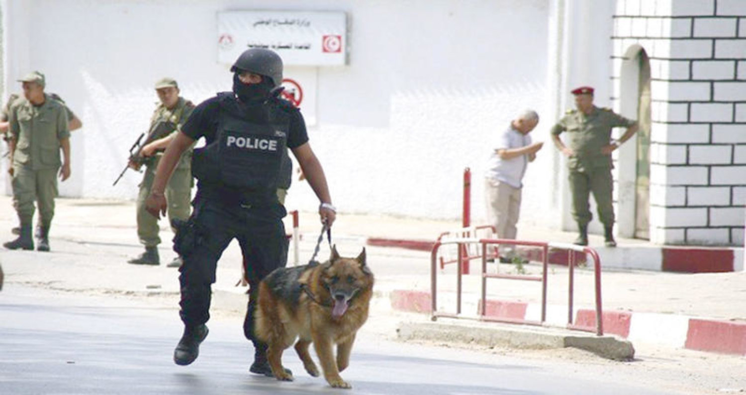 إجراءات أمنية في إحدى الثكنات العسكرية التونسية («الشرق الأوسط»)