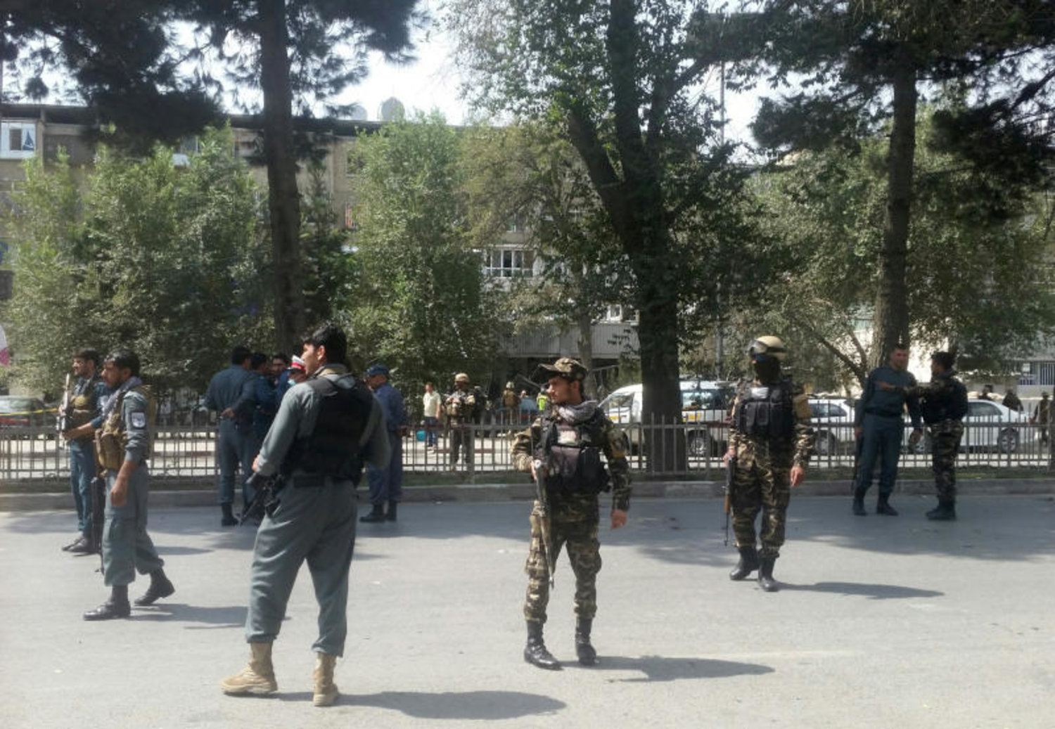 (قوات الأمن الأفغانية منتشرة في مكان وقوع الانفجار في كابل (رويترز