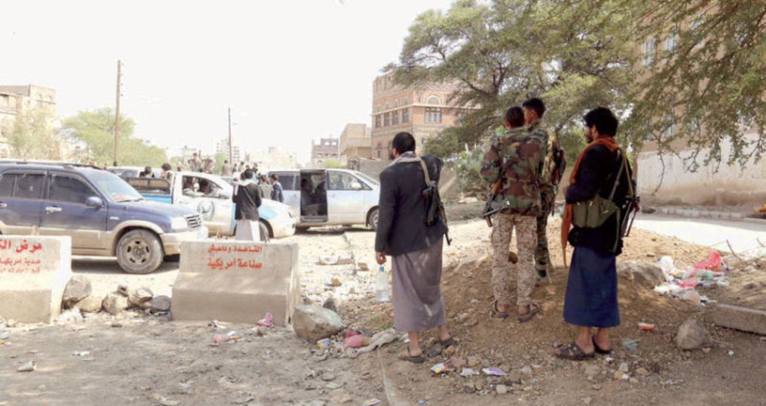 جانب من الانتشار الأمني غداة توترات بين أتباع الحوثي وصالح الأسبوع الماضي (إ.ب.أ)