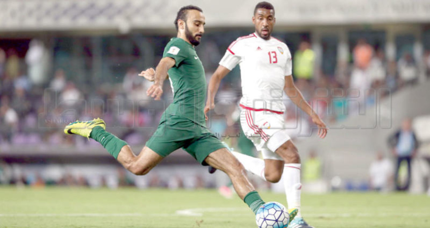 السهلاوي يسدد الكرة في مواجهة المنتخب السعودي الأخيرة أمام الإمارات (تصوير: عبد العزيز النومان)