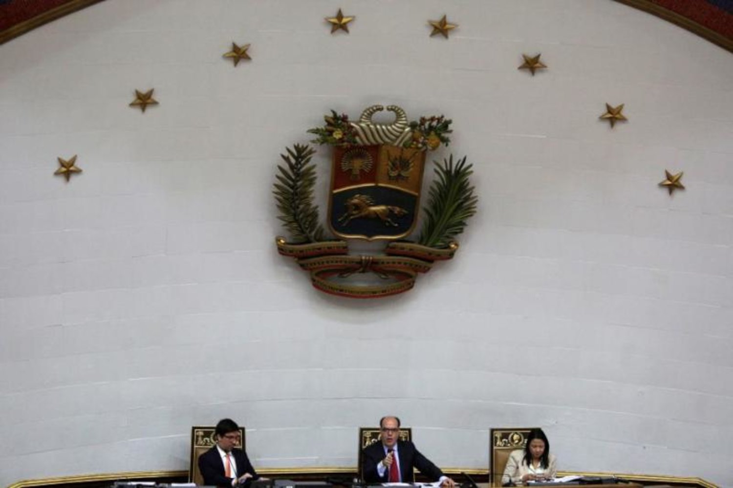 البرلمان الفنزويلي برئاسة خوليو بورغيس (رويترز)