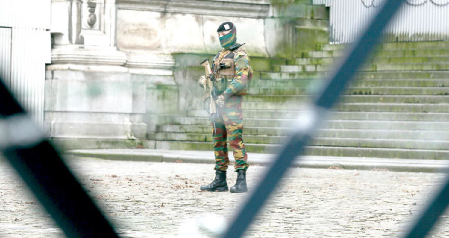رجل أمن أمام «قصر العدل» في بروكسل خلال محاكمة متهمين بالإرهاب الشهر الماضي (إ.ب.أ)