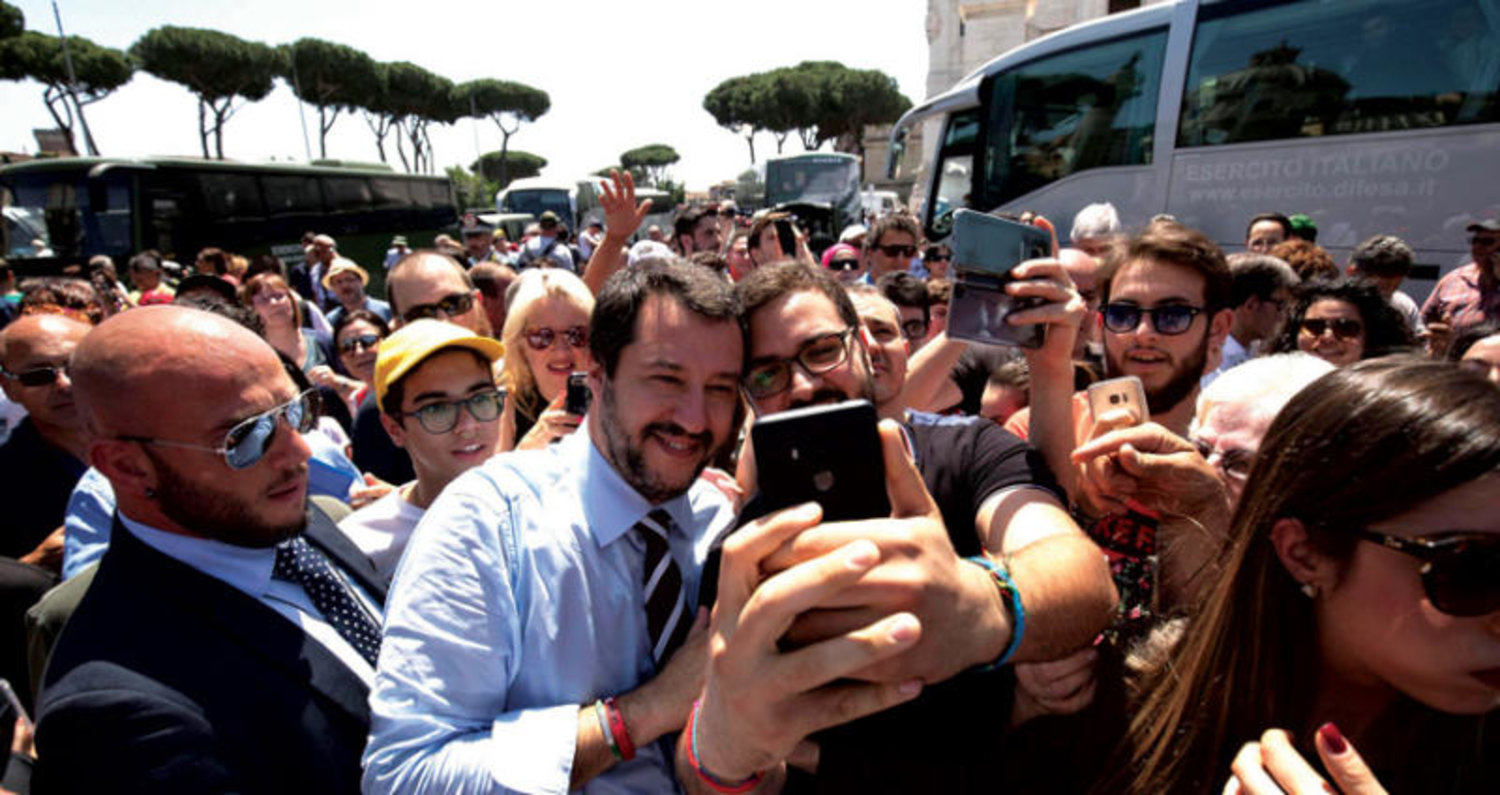 وزير الداخلية الإيطالي الجديد يلتقط صوراً مع أنصاره في روما أول من أمس (أ.ب)
