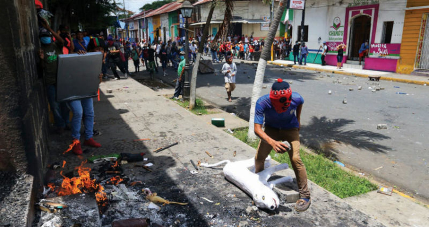 متظاهرون في مدينة مسايا بنيكاراغوا خلال اشتباكات مع قوات مكافحة الشغب أول من أمس (أ.ب)